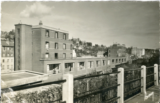 Ecole Ferdinand Buisson. En ciment et brique, dot de sous-sol, cet difice fut rquisitionn pendant la 2nde guerre mondiale.