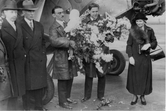 Le Bourget 25 novembre 1931. M. Henri Farman, constructeur de l’appareil,  l’arrive des aviateurs Moench et Burtin au Bourget, retour de Madagascar