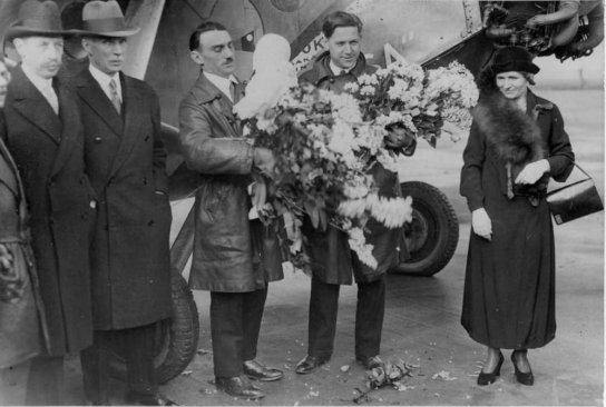 Le Bourget 25 novembre 1931. M. Henri Farman, constructeur de l’appareil,  l’arrive des aviateurs Moench et Burtin au Bourget, retour de Madagascar