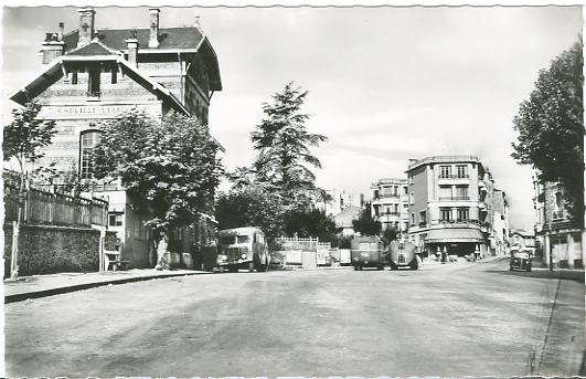 Cars Gaubert  l’attente place de Verdun. CPSM bord dentel. (coll. part.)