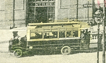 Un autobus  l’arrt devant la gare Montparnasse.