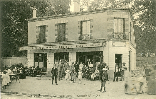 Prs du jardin de l’htel de ville, un caf trs anim.