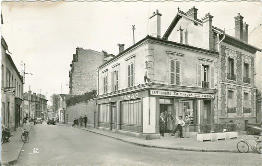 Sur la place du village, le caf Forgeon au dbut des annes 50 (coll. part.)