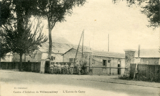 Entrée du camp d’aviation de Villacoublay, le long de la route nationale de Versailles à Choisy. (collection part.) Entrée du camp d’aviation de Villacoublay, le long de la route nationale de Versailles à Choisy. (collection part.)