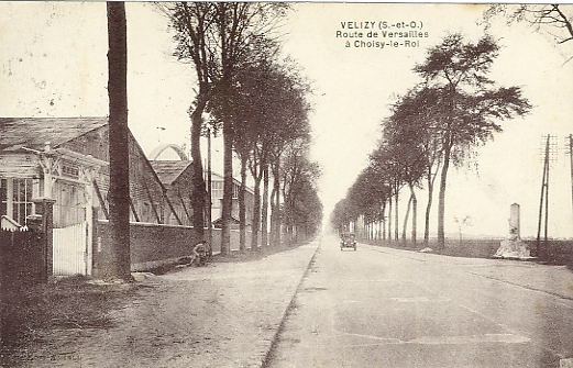 La route nationale est encore dserte. Un factionnaire est assis  l’ombre d’un arbre. Face  l’entre du camp, le monument au capitaine Tarron ouvrant la voie vers Vlizy. 