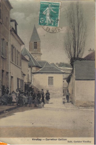 Important groupe d’enfants au carrefour de la Fontaine. Une cole communale existant dj rue Rieussec, est-ce le signe d’une sortie de cathchisme, ou bien de familles nombreuses  proximit ?  CPA colorie. Coll. part.