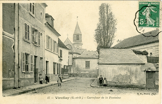 Le carrefour de la fontaine desservait des maisons riveraines mais ne dbouchait pas encore sur Gaillon. CPA circule. (coll. part.)