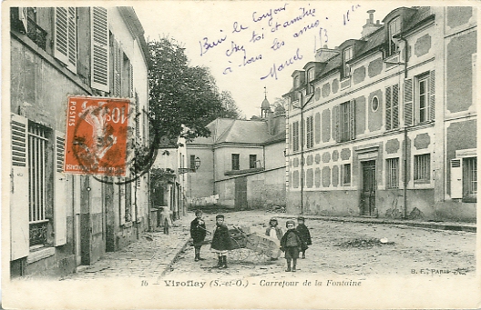 Le carrefour de la Fontaine tait une impasse termine par la Ferme des Missionnaires. Les enfants y jouent et le linge sche en travers. La rue a finalement t ouverte sur Gaillon pour amliorer la communication entre les quartiers Gaillon et Louvre avec le Village. (coll. part.)