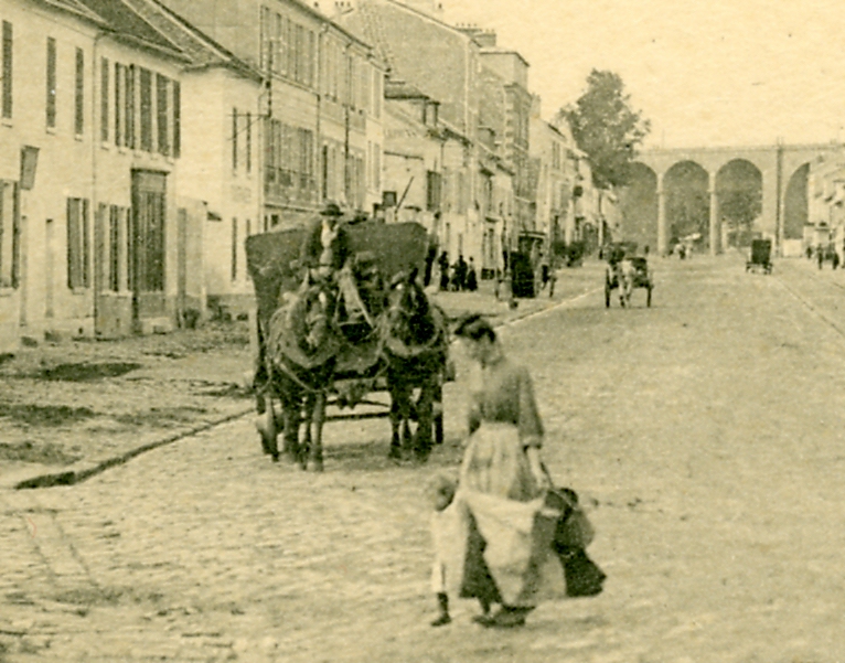 Femme allant  la fontaine avec un jeune enfant. (dtail)