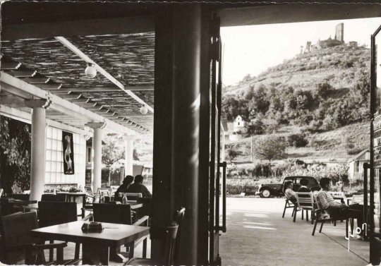 Pergola du casino, avec vue sur le chteau de Saint Laurent. CPSM Yvon. Coll. prive / Droits rservs