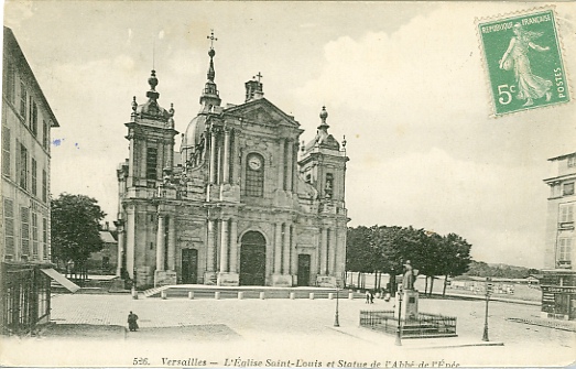 O maintenant a lieu le salon cartophile d’automne de Versailles, la statue de l’abb de l’Epe occupait le centre de la place devant la cathdrale (coll. part.)