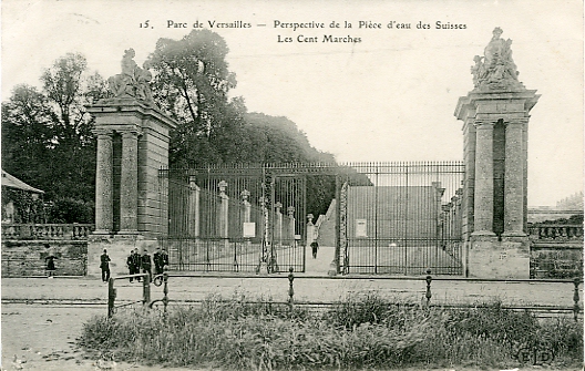 L’escalier monumental des 100 marches, vu de la grille donnant vers la pice d’eau des Suisses.