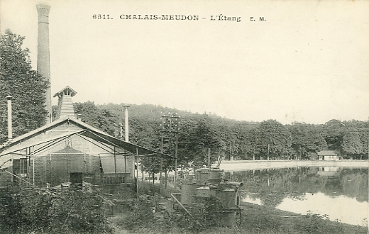 Voisinage de l’tang et du hangar Y qui a vu natre l’arostation franaise. En plus d’tre le monument historique le plus ancien du monde dans le domaine de l’arostation, le hangar Y est class en ZNIEFF, Zone nationale d’intrt cologique, faunistique et floristique.