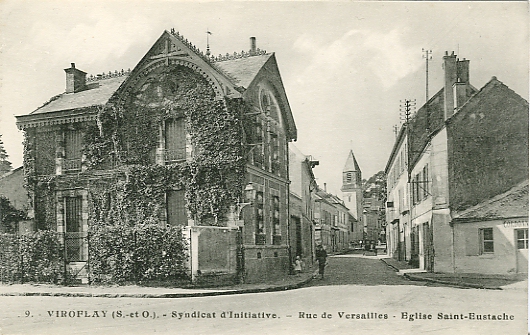 L’entre du Village avec,  gauche, le pavillon de style russe, annexe du Grand Chalet, htel du duc de Morny qui lui fait face sur la place. CPA (coll. part.)