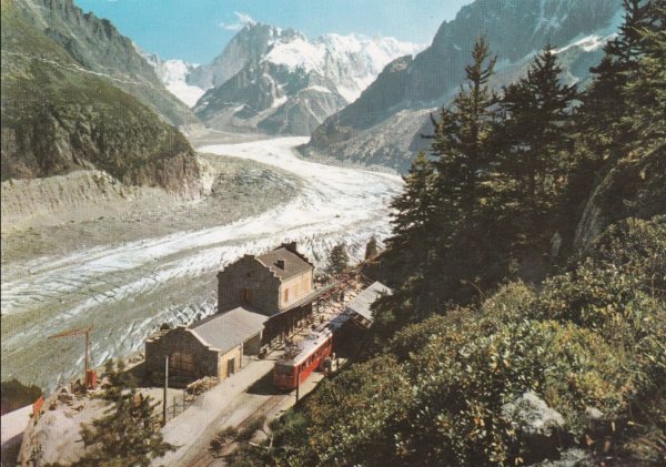 Gare de Montenvers et vue sur la Mer de glace.