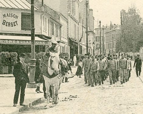 Dbouch de la rue des Etats Gnraux sur l’avenue de Paris