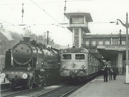 La 141 C 67  quai  ct d’une rame inox Z5100. Les Z 5100 sont des automotrices 1500V CC en acier inoxydable construites de 1953  1958. Premier matriel moderne d’aprs-guerre, elles ont assur des dessertes omnibus jusqu’en 1998, en particulier en banlieue sud de Paris.