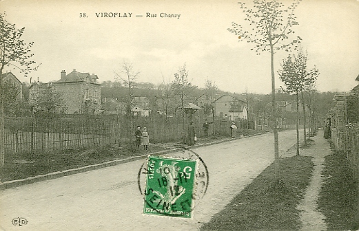 Encore peu de maison bordent la rue Chanzy. Les jeunes arbres tmoignent aussi d’un percement rcent.