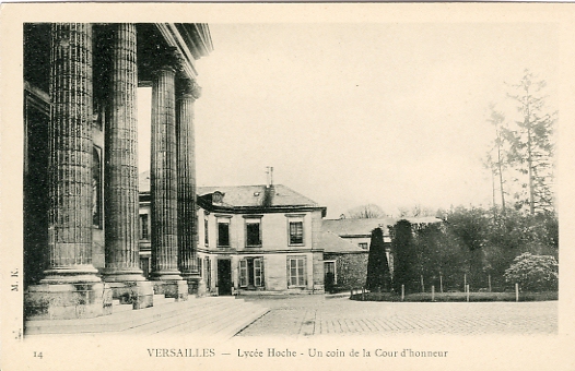 La cour d’honneur devant la chapelle. Vue vers le jardins derrire le pavillon. Carte MK n° 14.