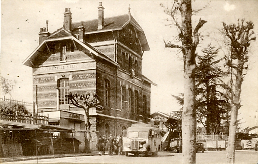 Gare routire devant la gare de la ligne des Invalides. On notera  gauche un bureau de vente des cars Gaubert avec le nom en anglaises au fronton.