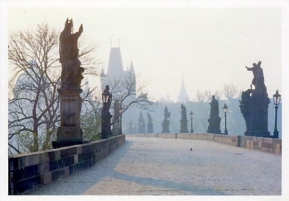 Le Pont Charles (Karluv most)  Prague, avec ses nombreuses statues est  le point de rencontre de touristes venus du monde entier. .