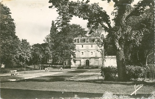 Vue gnrale du chteau Vigne au fond d’une large alle dans les annes 50. Le parc ouvrait par le pavillon des pompiers et une orangerie sur la rue, qui subsistent toujours. Le chteau accueillait un atelier d’artiste puis une bibliothque municipale. En tages il y avait 2 classes de CM1 dpendant de l’cole des Arcades. Au fond du parc, avec ses massifs d’hortensias et de magnolias,  on trouvait une pice d’eau et une statue de la Vierge. Un terrain de tennis dominait l’ensemble. (coll. part.)