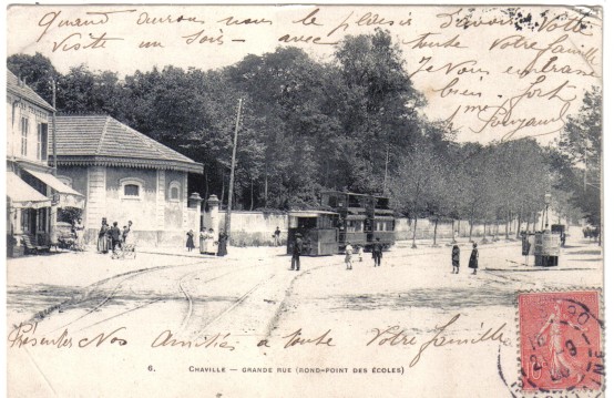 Une rame de tramway  l’approche de l’aiguillage.