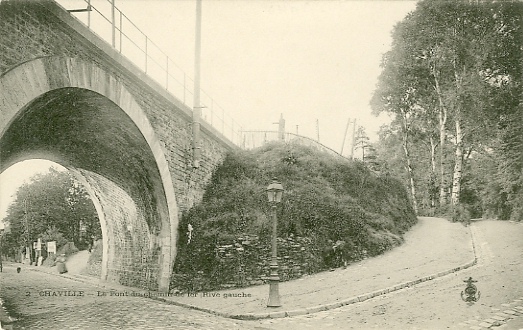 Le btiment de l’ancienne gare Rive Gauche (ligne de Montparnasse) tait surlev. Deux sentes descendaient au boulevard des 3 gares, de part et d’autre du pont.