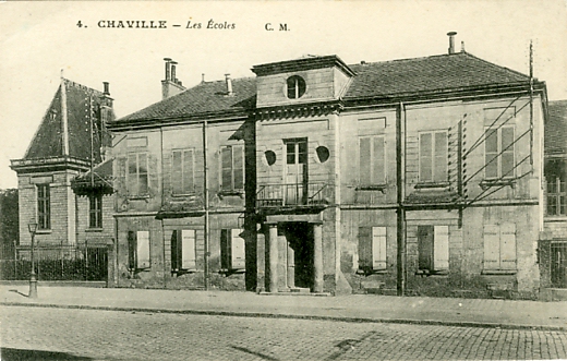 La première école, sur la rue, avec les nouveaux bâtiments en arrière plan. La première école, sur la rue, avec les nouveaux bâtiments en arrière plan.
