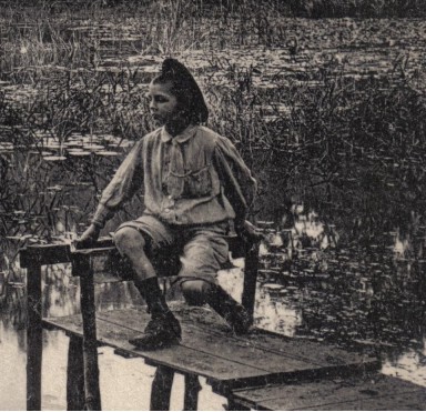 Le gamin à la faluche est commun des scènes d’étang, ici à Chaville.