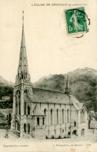 Carte éditée pour la construction de la nouvelle église de Chaville. Le coteau lui donne un air d’église de montagne ! De fait, le coteau, qu’on ne voit plus aussi bien maintenant, est bien là. Momentanément, avec les travaux d’aménagement du nouveau centre-ville, on a pu avoir une vue similaire en 2014. CPA (coll. privée) Carte éditée pour la construction de la nouvelle église de Chaville. Le coteau lui donne un air d’église de montagne ! De fait, le coteau, qu’on ne voit plus aussi bien maintenant, est bien là. Momentanément, avec les travaux d’aménagement du nouveau centre-ville, on a pu avoir une vue similaire en 2014. CPA (coll. privée)
