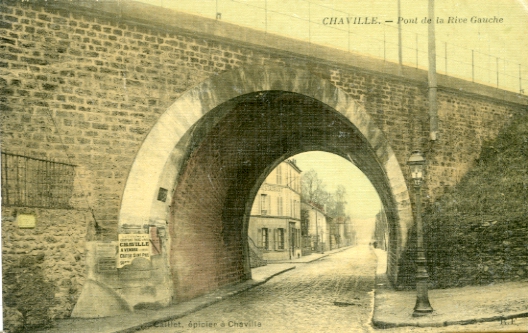 Peu d’animation sur la rue de l’Eglise, sous la ligne de chemin de fer de Paris Montparnasse  Versailles. CPA circule. (coll. part.)