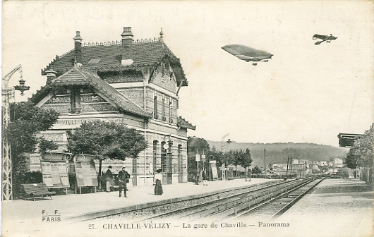 Intrieur de la gare de Chaville-Vlizy. Avec l’essor de l’aviation et de l’arostation, les diteurs ajoutaient dans le ciel un ou plusieurs aronefs pour stimuler les ventes. La proximit du terrain de Villacoublay achevait de valider la vue. La surcharge est en gnral vidente avec le trs bon contraste des ajouts (voir dtail ci-dessous). Coll. part.