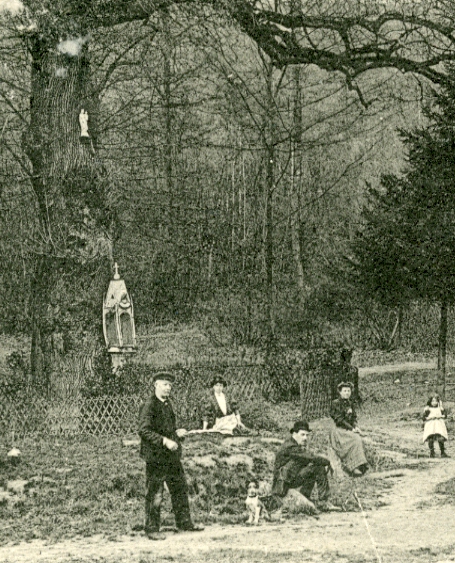 Groupe devant le chne de la Vierge de Chaville, dtail. (coll. part.)