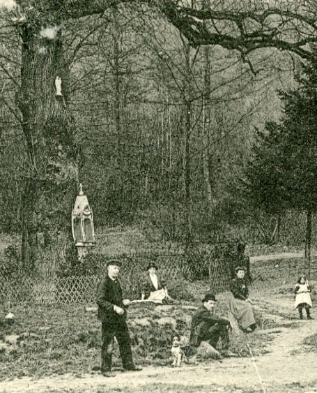 Groupe devant le chne de la Vierge de Chaville, dtail. (coll. part.)