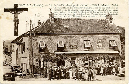 L’auberge du Christ de Saclay. Vue anime un jour de course cycliste. (coll. part.)