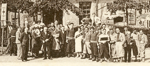 Détail du groupe devant l’auberge. Détail du groupe devant l’auberge.