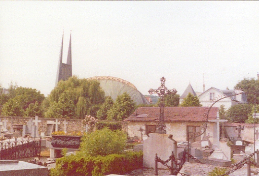 L’église Notre-Dame du Chêne a été construite en 1966 en contrebas du cimetière et de l’entrée du clos Saint-Vigor (coll. part.) L’église Notre-Dame du Chêne a été construite en 1966 en contrebas du cimetière et de l’entrée du clos Saint-Vigor (coll. part.)