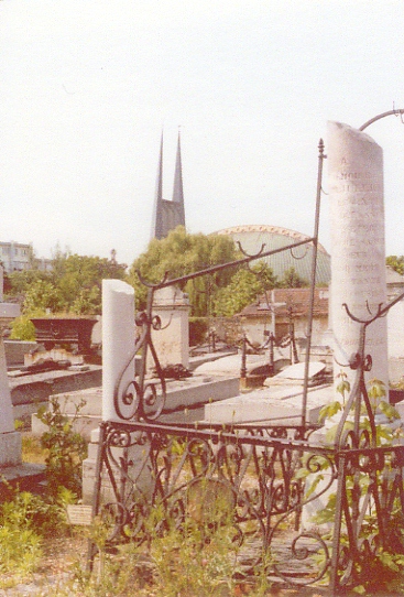 L’ancien cimetire est rest prs de la gare jusqu’aux annes 70 avant sa translation dans le nouveau lieu, pav de Meudon (coll. part.)