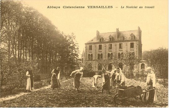 Les novices s’adonnent aux travaux agricoles.