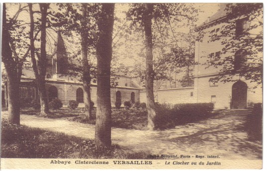 Le jardin en contrebas du clocher.