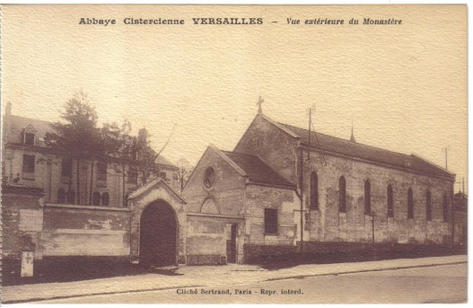 L’entrée du domaine abbatial et la chapelle. Cette dernière fut rendue au siècle lors de vente de l’abbaye. Le bâtiment, en bordure de rue, abrite maintenant des entreprises. L’entrée du domaine abbatial et la chapelle. Cette dernière fut rendue au siècle lors de vente de l’abbaye. Le bâtiment, en bordure de rue, abrite maintenant des entreprises.