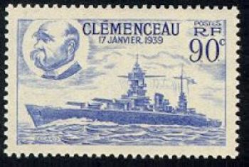 Albert Decaris a reprsent le Cuirass « Le Clmenceau » en pleine mer, en fait il n’a jamais navigu car il a t dtruit lors des bombardements des chantiers navals de Brest pendant qu’il tait en construction. Par ailleurs le cuirass reprsent sur le timbre serait en fait le Cuirass « Dunkerque. La date du 17 janvier 1939 est celle de la mise sur cale, donc celle du dbut officiel de la construction.  Enfin un trait dans le ciel pourrait faire croire  un accent qui n’a pas lieu d’tre.