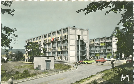 Au Clos St Vigor, btiments proches du pont Corby et de la rue des Saisons. CPSM  bord dentel Raymon, colorie.(coll. part.)