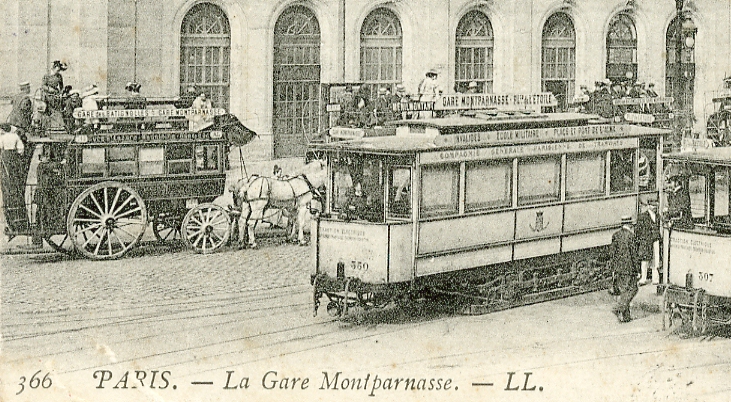 Un tramway devant un omnibus.