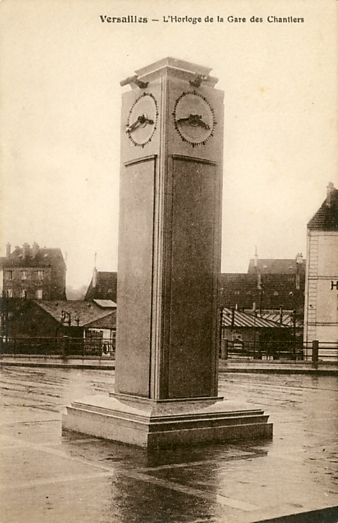 La colonne d’accueil porte une horloge sur chacune de ses faces. carte Sépia années 30 (coll. part.)