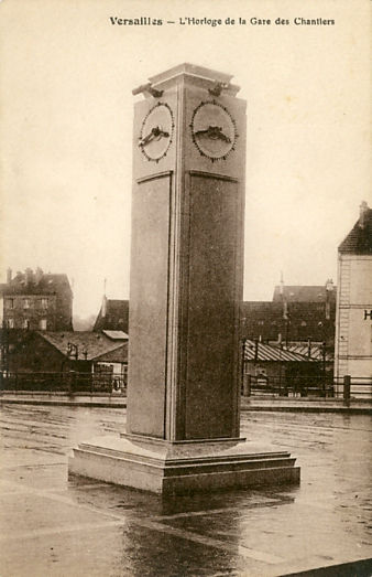 La colonne d’accueil porte une horloge sur chacune de ses faces. carte Spia annes 30 (coll. part.)