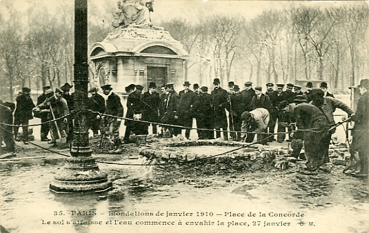 Tmoignage des manoeuvres dsespres pour contenir l’eau, des murets furent construits autour des bouches d’gout.