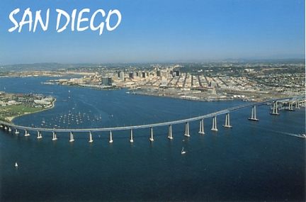 L’arc grcieux du Coronado Bay Bridge,  reliant la ville de San Diego, CA,  l’ile de Coronado. Son tirant d’air permet le passage des navires de la flotte US Navy du Pacifique.