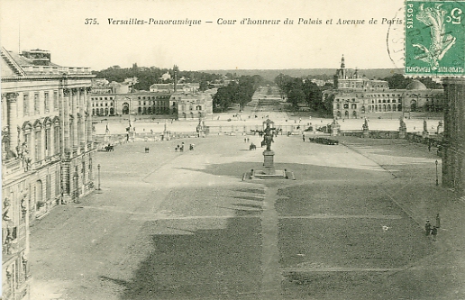 Vue du haut du Pavillon Louis XII, la cour d’Honneur et la perspective de l’avenue de Paris et du bois de Meudon dasn sa section entre Porchefontaine et Viroflay. (coll. part.)